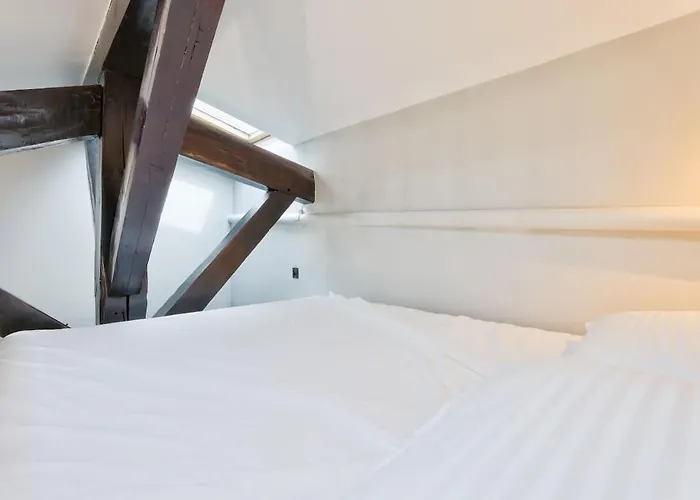 Appartement Elegant En Mezzanine - Parc Monceau *